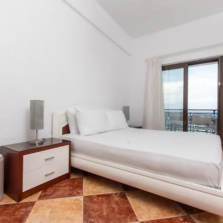 Houseloft Sandals Beachfront Apartman Políhrono